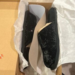 𝅺UGG Slippers black velvet women’s